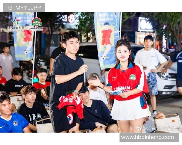 足球女球迷佩戴球星口罩头像展示独特个性与热情